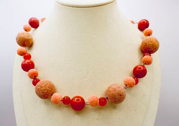 KKor010126: Ketting in zalm en roodbruin van jade en spons koraal.