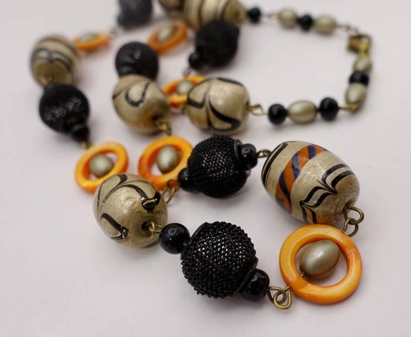 KKor012626: Aparte ketting in taupe, zwart, oranje van diverse kralen.