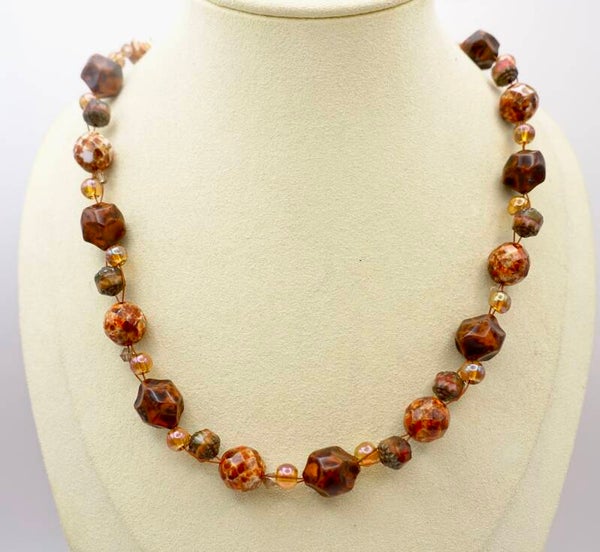 KKor012726: Heel subtiele ketting in terra, oranje, bruin, ecru.