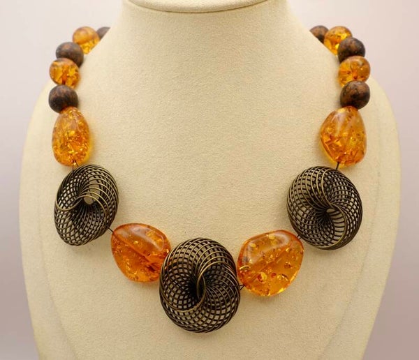 KKor014026: Barnsteen ketting met bronskleur metalen draadkralen.