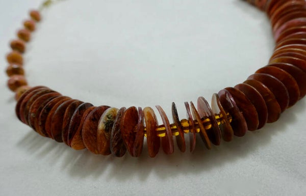 KKor014522: Ketting in terra, zalm, taupe van schelp- en glaskralen.