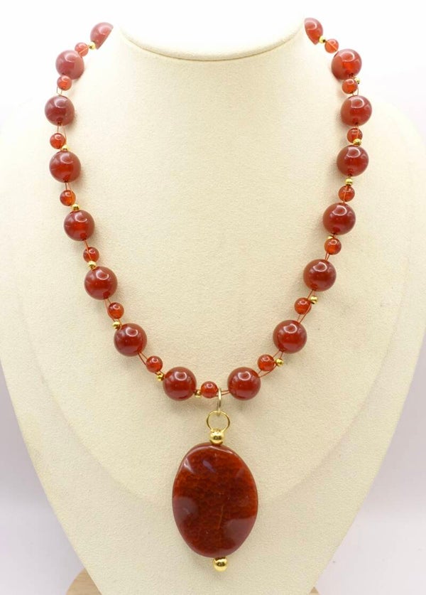 KKor014625: Ketting van carneool met grote agaat hanger op wisselspeld.