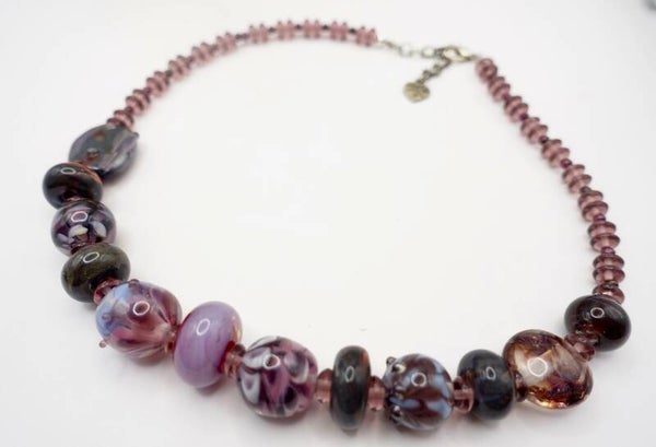 KKpa010225: Ketting in paars, roze tinten van handgemaakte kralen.