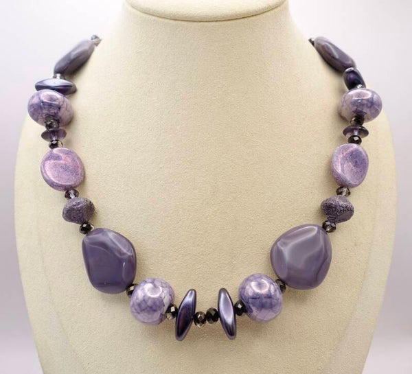 KKpa012525: Lila, paarse ketting van Grieks keramiek, glas, etc.
