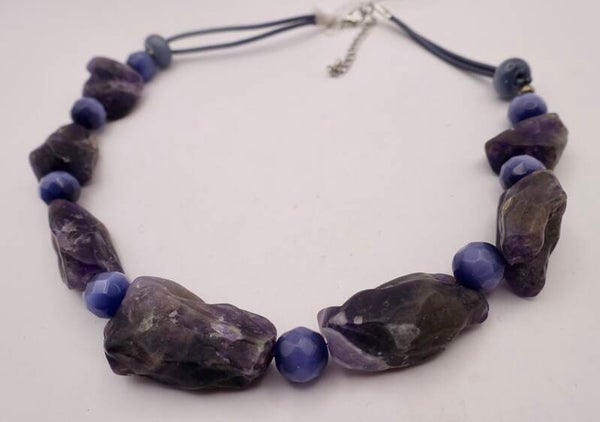 KKpa012625: Paarse ketting van iced amethyst en facet glaskralen.