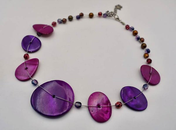 KKpa012626: Paars met roze ketting van dunne schelp-, schijfkralen.