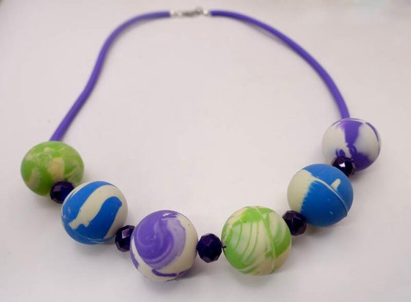 KKpa013326: Super vrolijke ketting in paars, blauw, groen, etc