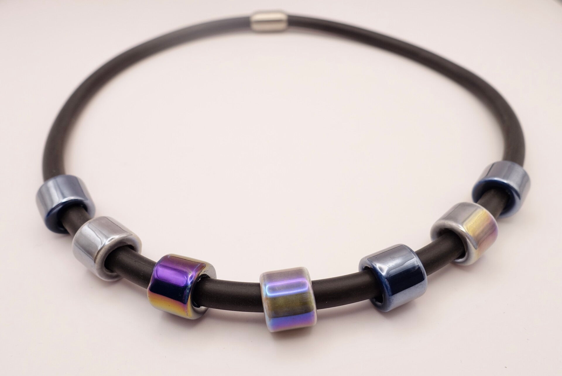 KKpa014424: Dikke, rubberen ketting in paars-/blauwtinten met Grieks keramieken kralen.