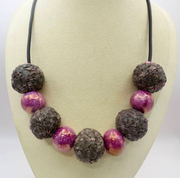 KKpa022626: Zacht paars met fuchsia roze ketting.