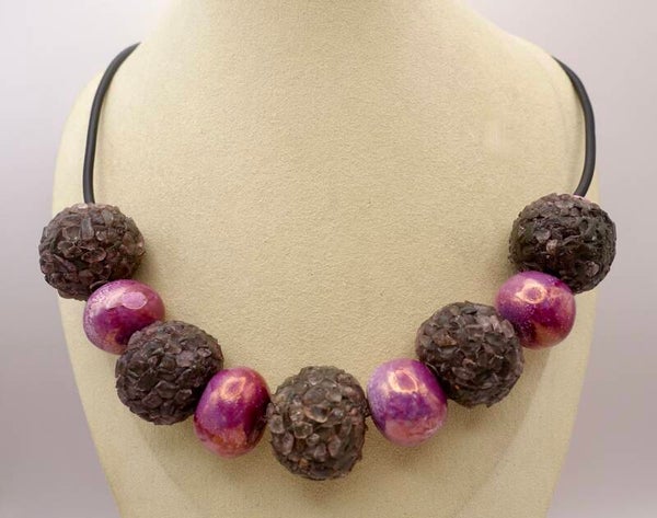 KKpa022626: Zacht paars met fuchsia roze ketting. Keramiek en glas.