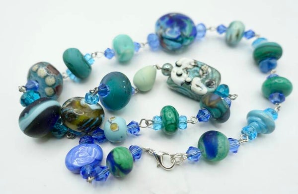 KKpetr012125: Gekettelde ketting in petrol, turquoise en groentinten.