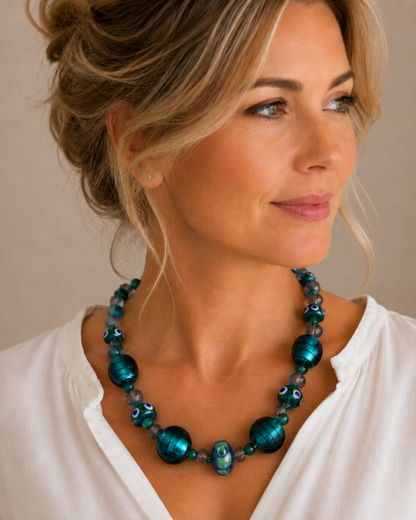 KKpetr012726: Ketting van prachtige petrolkralen met zacht paars en kobalt blauw.