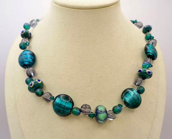 KKpetr012726: Ketting van prachtige petrolkralen met zacht paars en kobalt blauw.