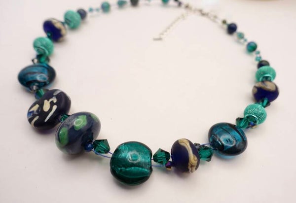 KKpetr013026: Ketting in petrol met donkerblauw en donkergroen.