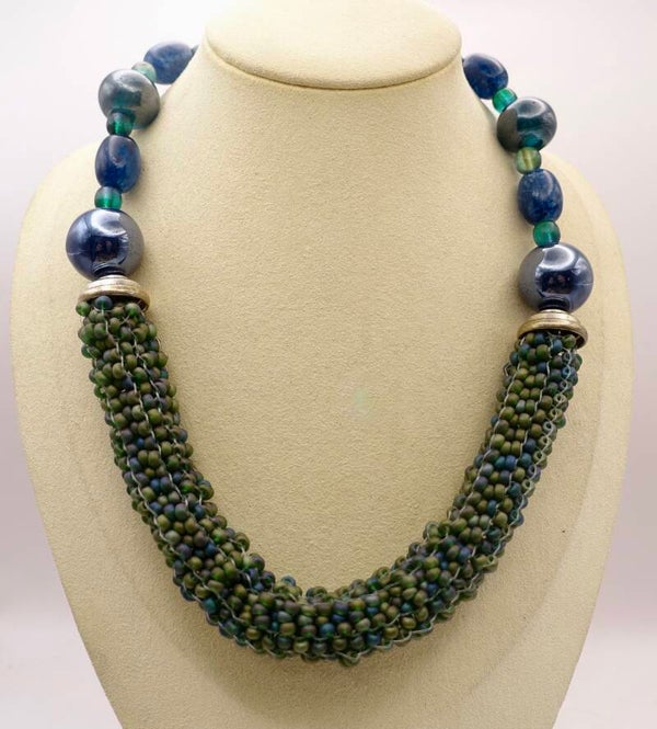 KKpetr014126: Blauwgroene ketting, gepunnikt.