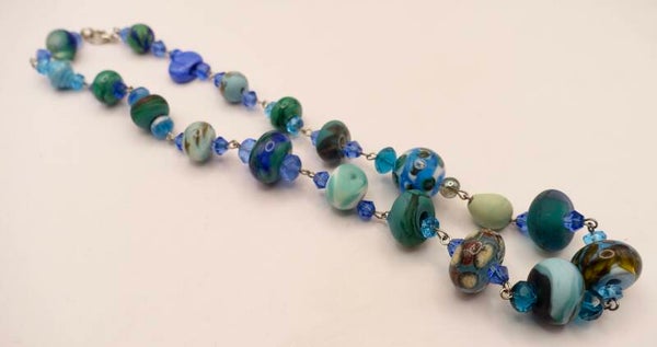 KKpetr015125: Ketting in petrol, turquoise en blauw van handmade kralen.