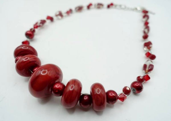 KKro012125: Warmrode ketting van handgemaakte kralen uit eigen atelier.