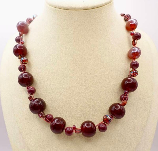 KKro012526: Donkerrode, hoogglans ketting met iets goud en zilver accenten.