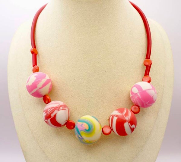 KKro013326: Super vrolijke ketting in rood, geel, roze, etc.