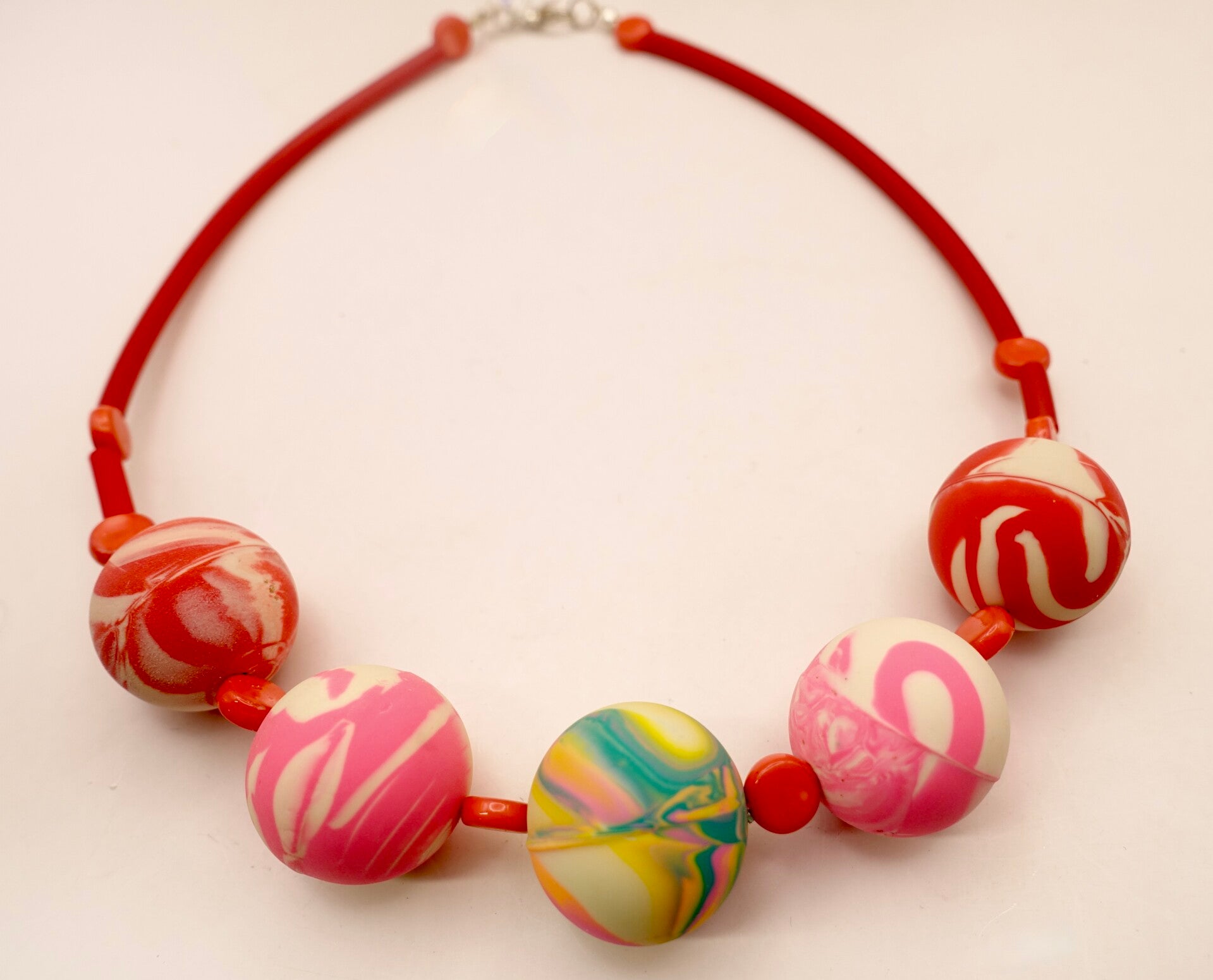 KKro013326: Super vrolijke ketting in rood, geel, roze, etc.