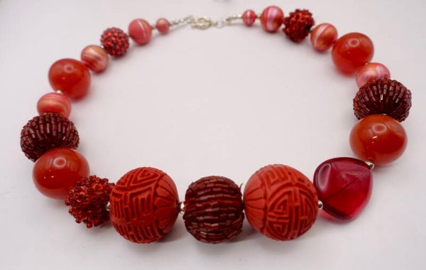 KKro014326: Ketting in diverse roodtinten, glas, resin, hout, etc.