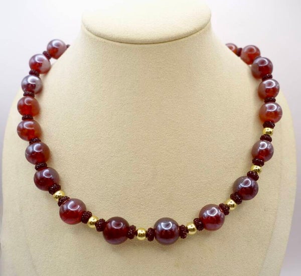 KKro014525: Warmrode ketting met mooie tussenkraaltjes.