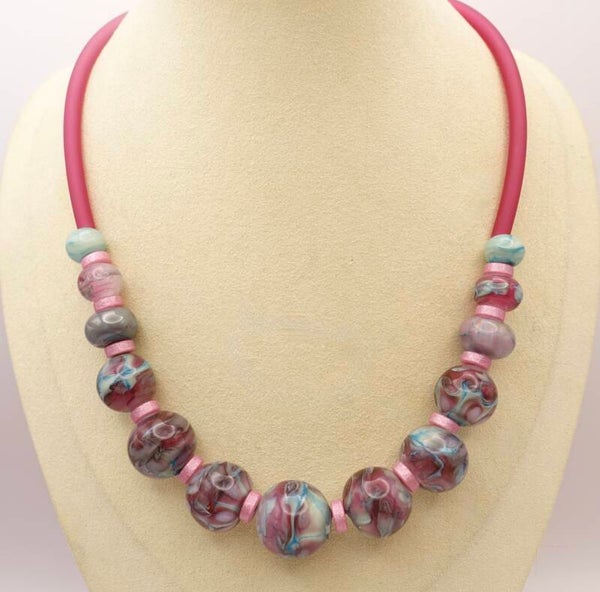 KKros010526: Roze met turquoise ketting van handgemaakte glaskralen.