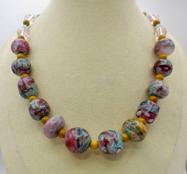 KKros011326: Roze met turquoise ketting van handgemaakte glaskralen en jade.
