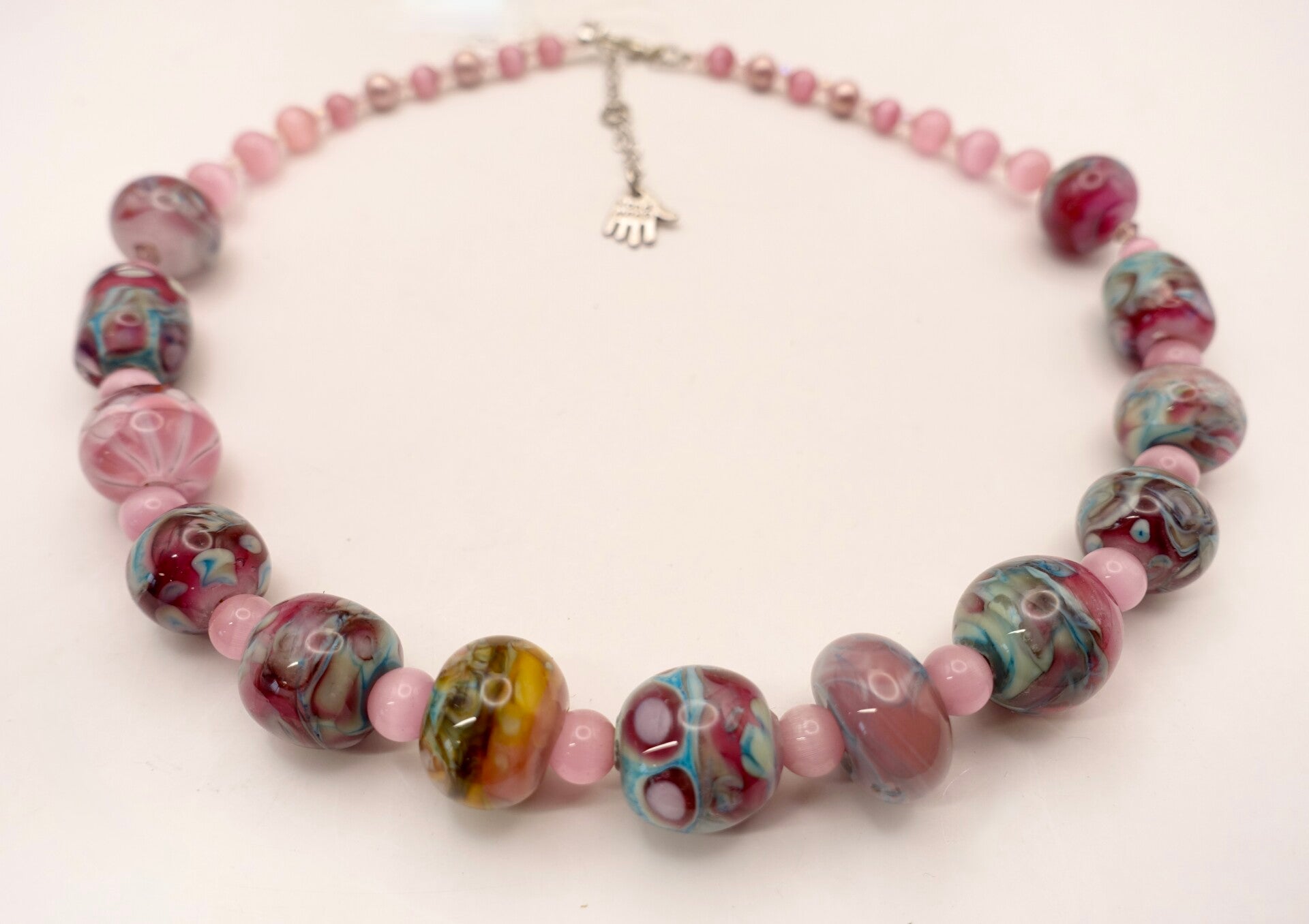 KKros011326: Roze met turquoise ketting van handgemaakte glaskralen en jade.