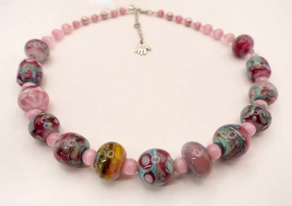 KKros011326: Roze met turquoise ketting van handgemaakte glaskralen en jade.