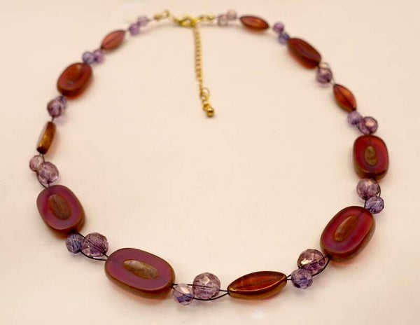 KKros012125: Lichte ketting in donkerroze met paars.
