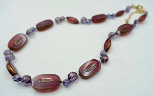 KKros012125: Lichte ketting in donkerroze met paars.