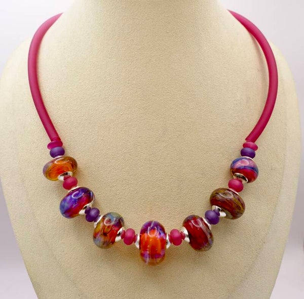 KKros012426: Prachtige, roze, paars ketting van handmade glaskralen uit eigen atelier.