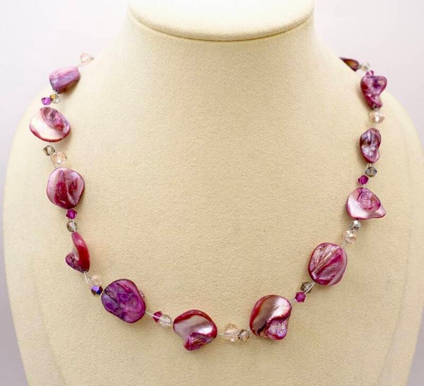 KKros012826: Roze/paars kettinkje van parelmoer.