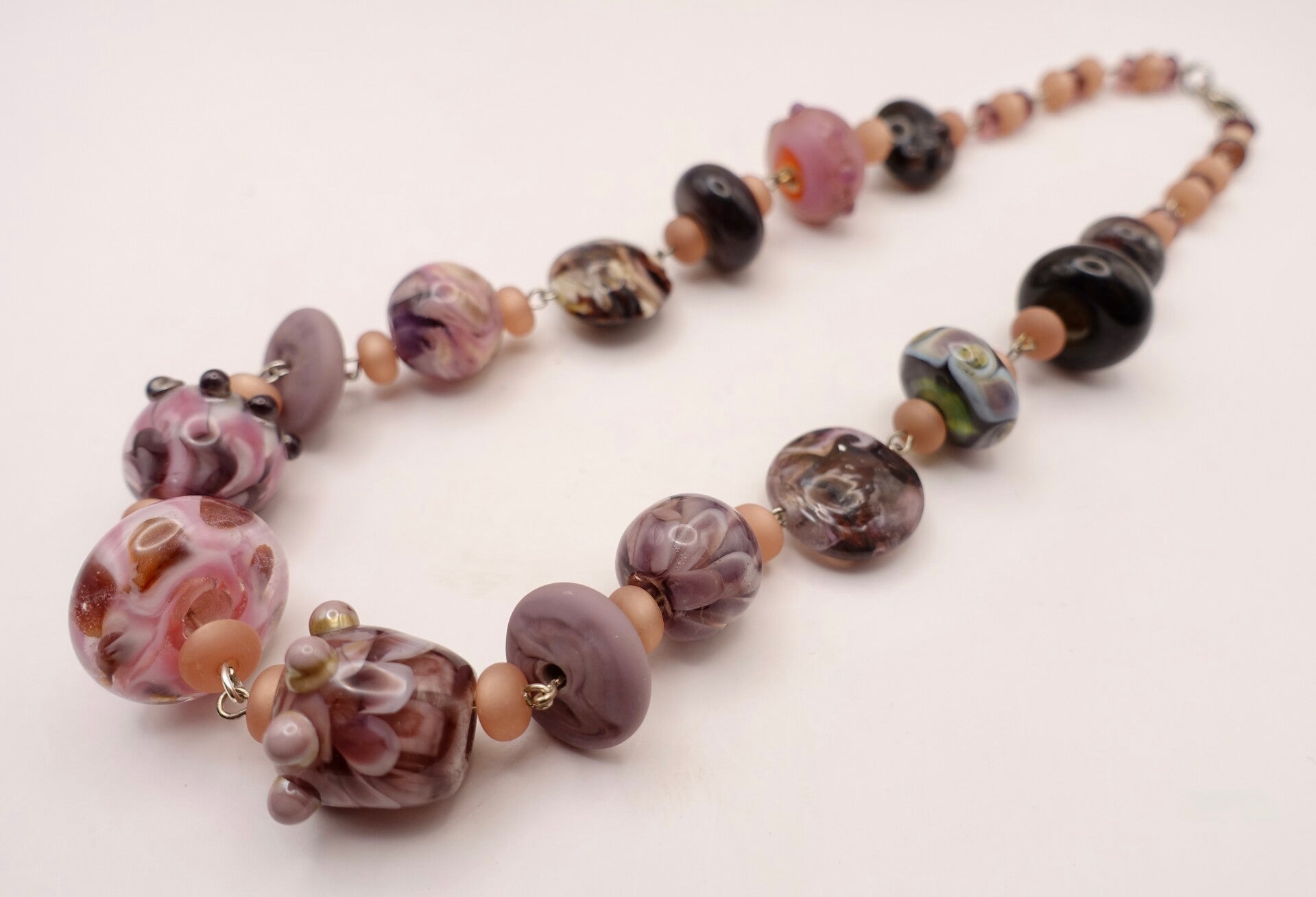 KKros013525: Roze met paarse ketting van handgemaakte kralen.