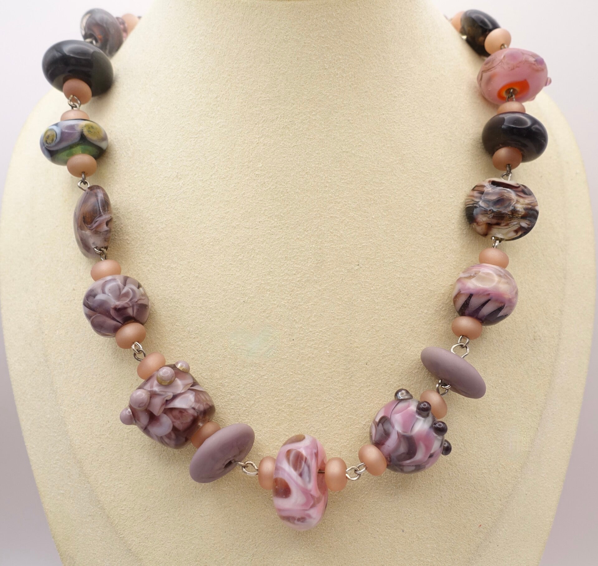 KKros013525: Roze met paarse ketting van handgemaakte kralen.