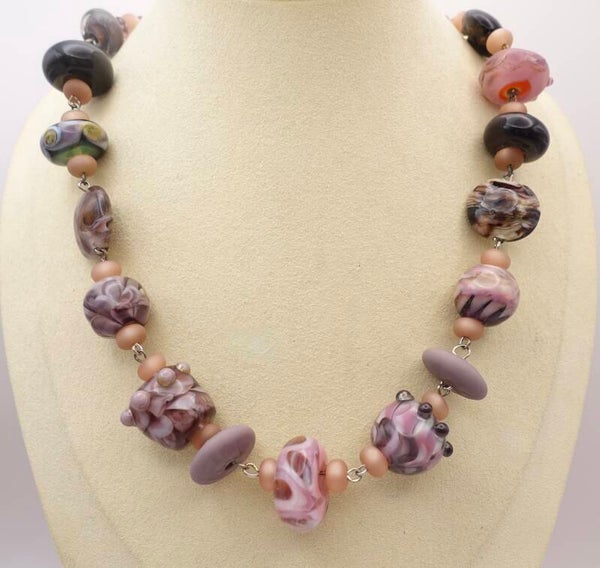 KKros013525: Roze met paarse ketting van handgemaakte kralen.