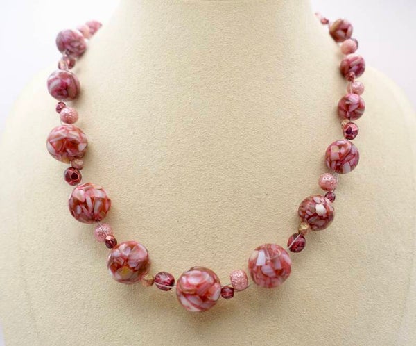 KKros014126: Roze ketting van geperst parelmoer, ijspareltjes en facetglas..