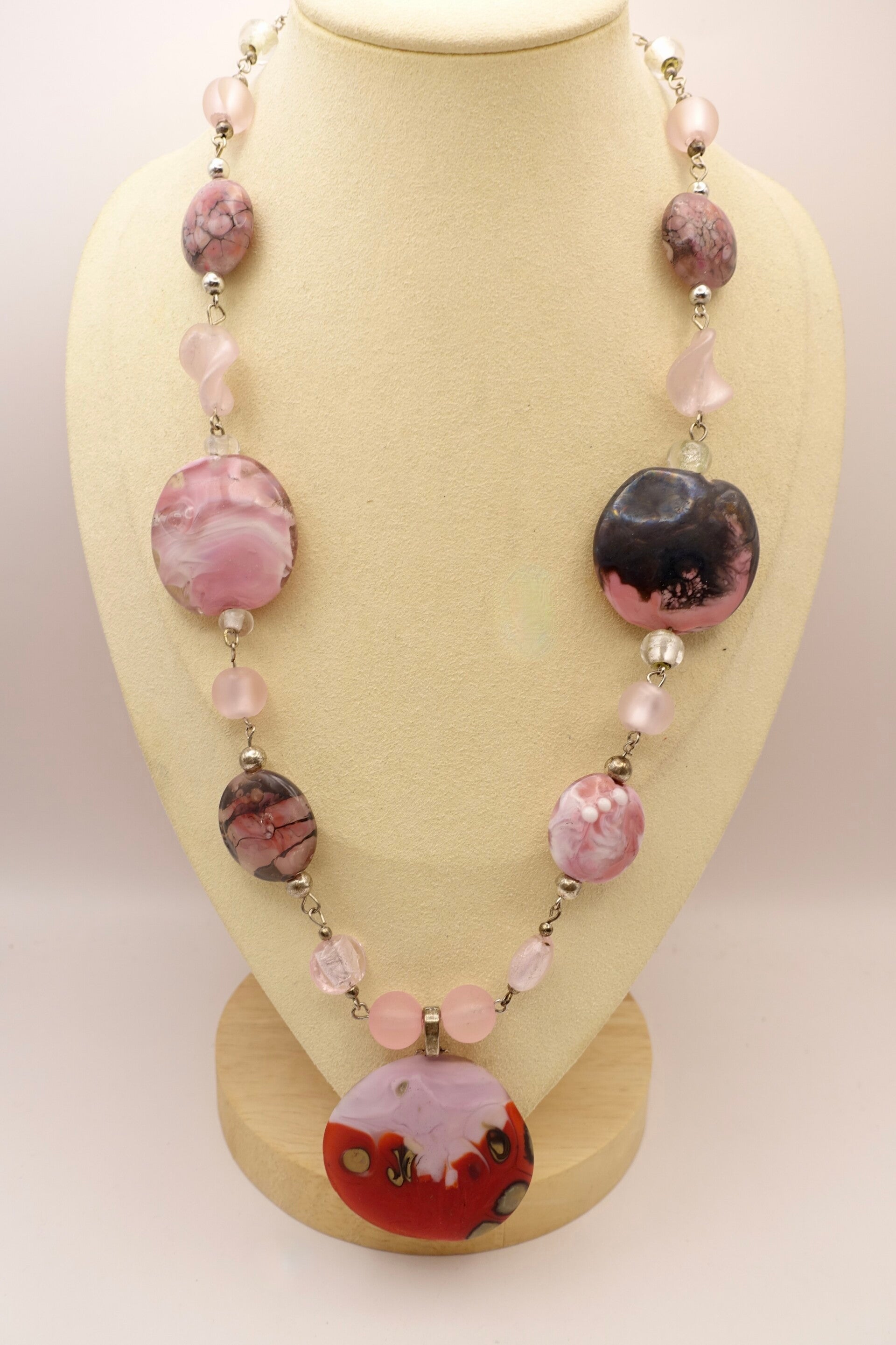 KKros014625: Halflange ketting in roze/rood van grote handmade glaskralen.