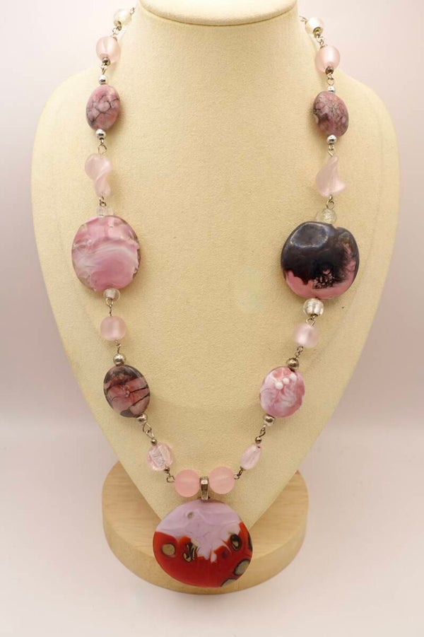 KKros014625: Halflange ketting in roze/rood van grote handmade glaskralen.