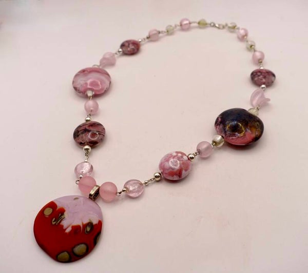 KKros014625: Halflange ketting in roze/rood van grote handmade glaskralen.