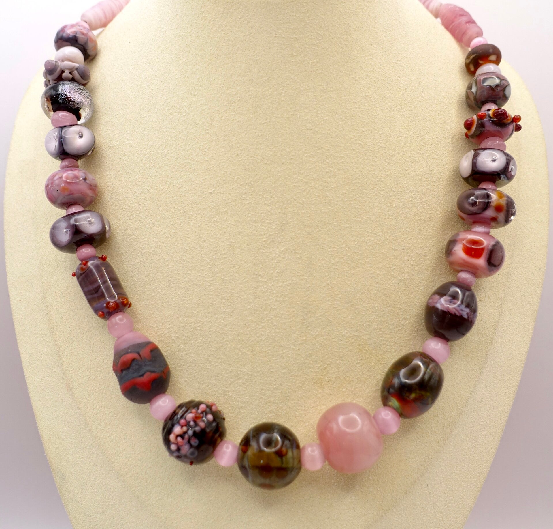 KKros015125: Bordeauxrode met roze ketting van handmade kralen.