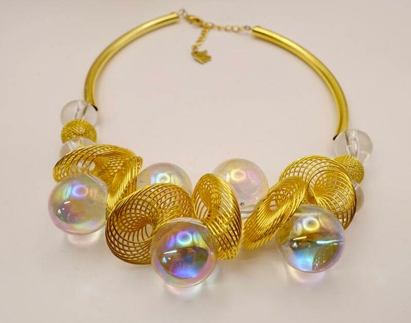 KKtr014226: Supergave ketting in transparant resin met goudmetalen schijfkralen.