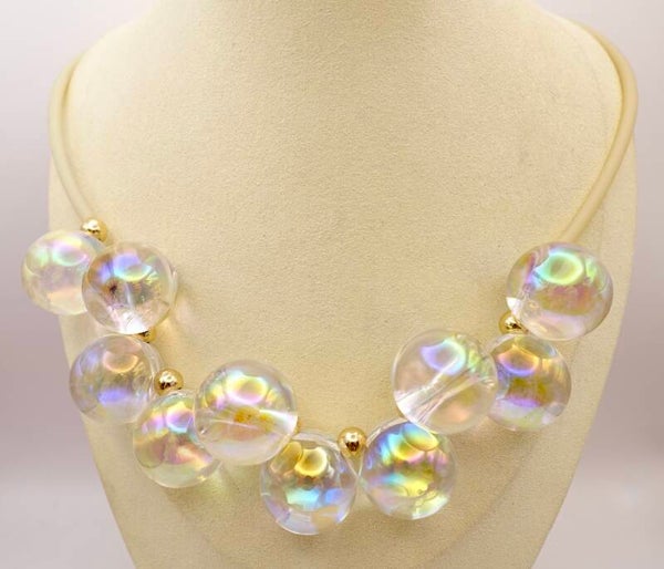 KKtrgo034216: Supergave ketting in transparant resin met goudmetalen ronde kraaltjes.