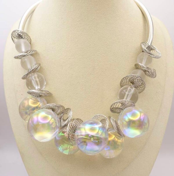 KKtrzi024226: Supergave ketting in transparant resin met zilvermetalen schijfkraaltjes.
