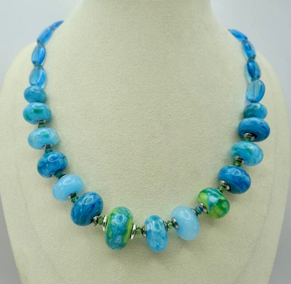 KKtu011225: Ketting in turquoise, limoncello en andere groentinten.
