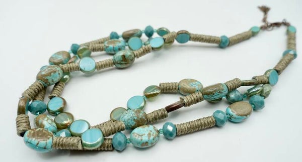 KKtu012225: Ketting in turquoise met taupe en afgewisseld met touw.