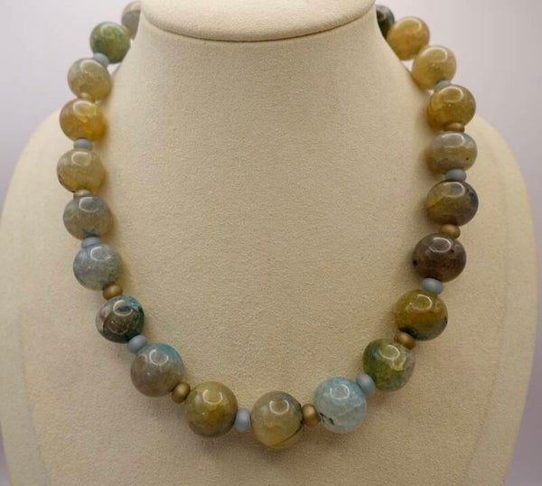 KKtu012425: Vuuragaat ketting in groen/turquoise/taupe.