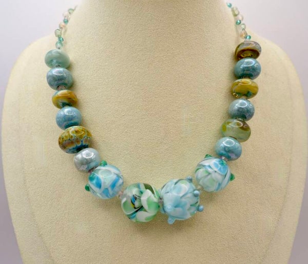 KKtu012726: Ketting in zacht turquoise, naturel, taupe van handgemaakte glaskralen.