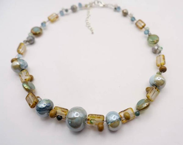 KKtu012926: Ketting in zachte, naturel tinten met pastel turquoise.